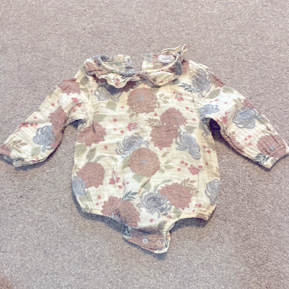 Angel dear 12-18 months EUC dahlia print romper